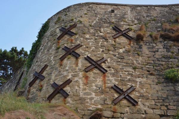 Si désaccord, comment déterminer qui est propriétaire d'un mur de soutènement ?